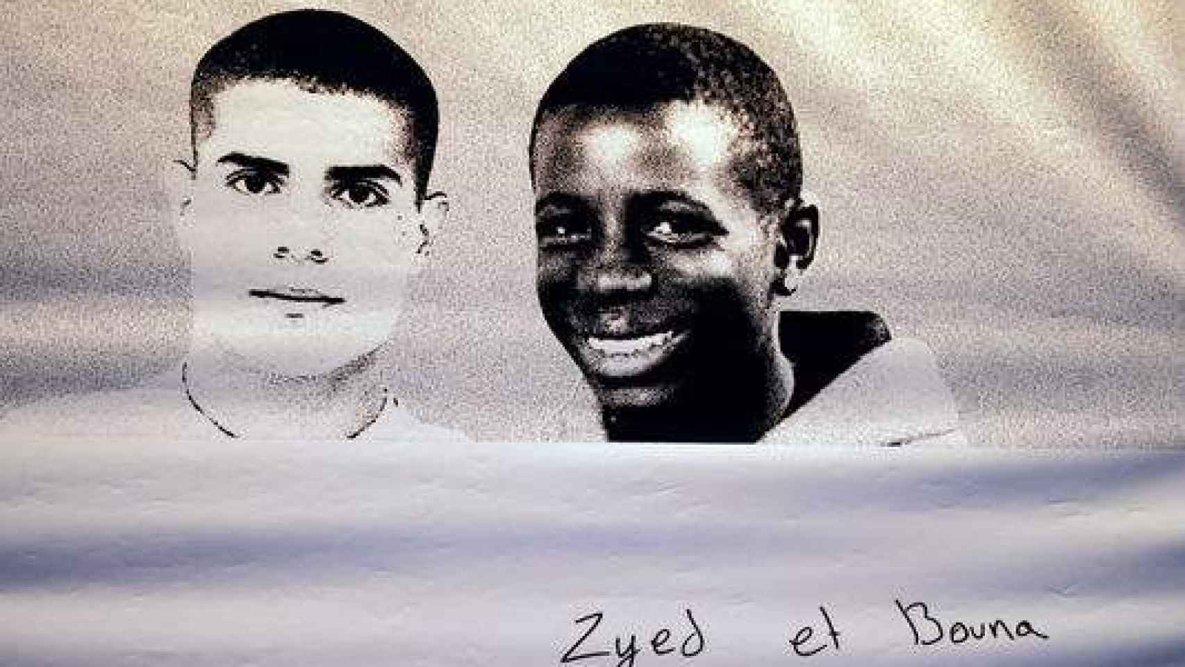 Cartaz com os rostos de Zyed Benna e Bouna Traoré, os jovens mortos em 2005.