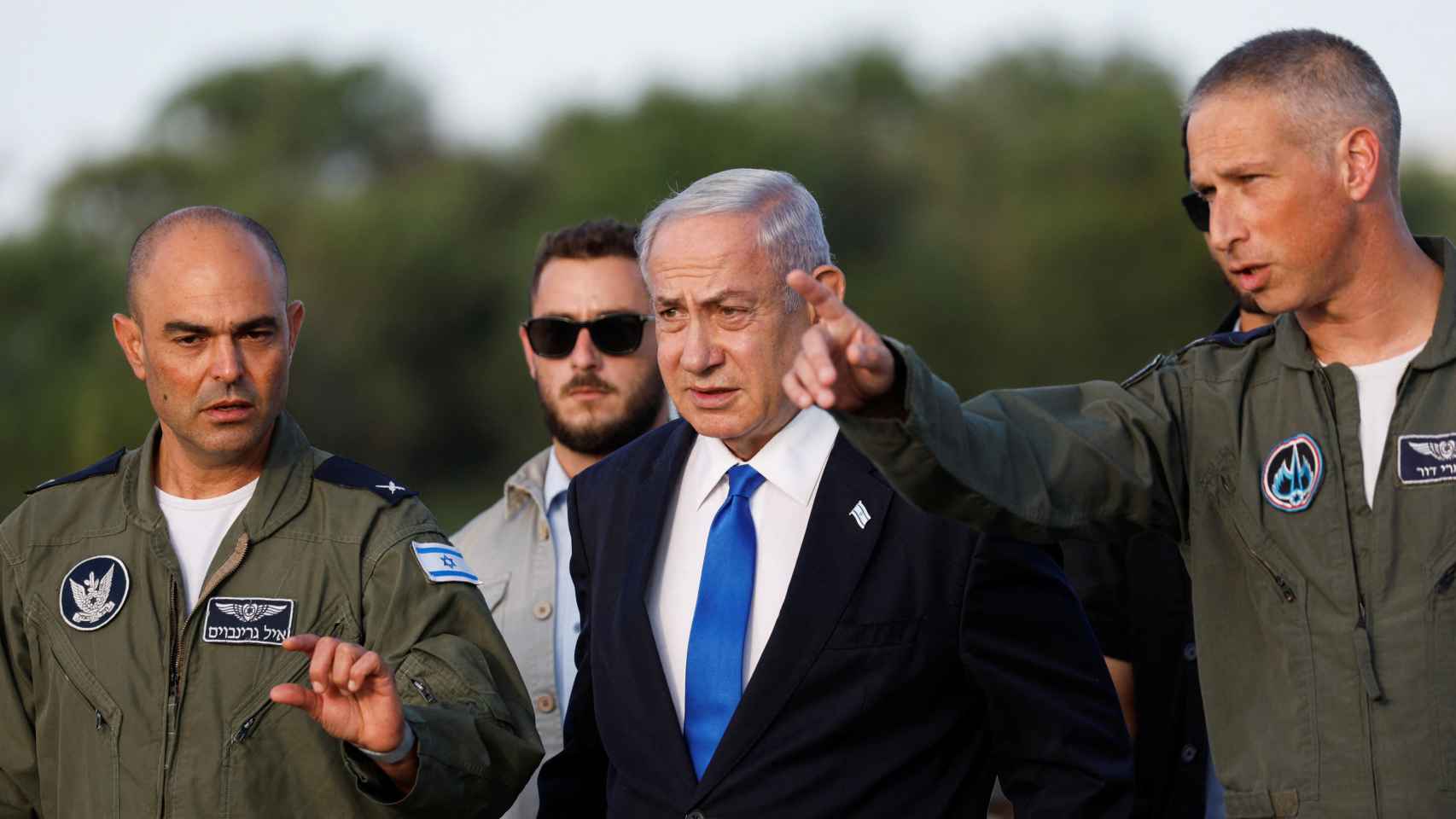 O primeiro-ministro Benjamin Netanyahu, escoltado por oficiais da Força Aérea israelita, na quarta-feira.