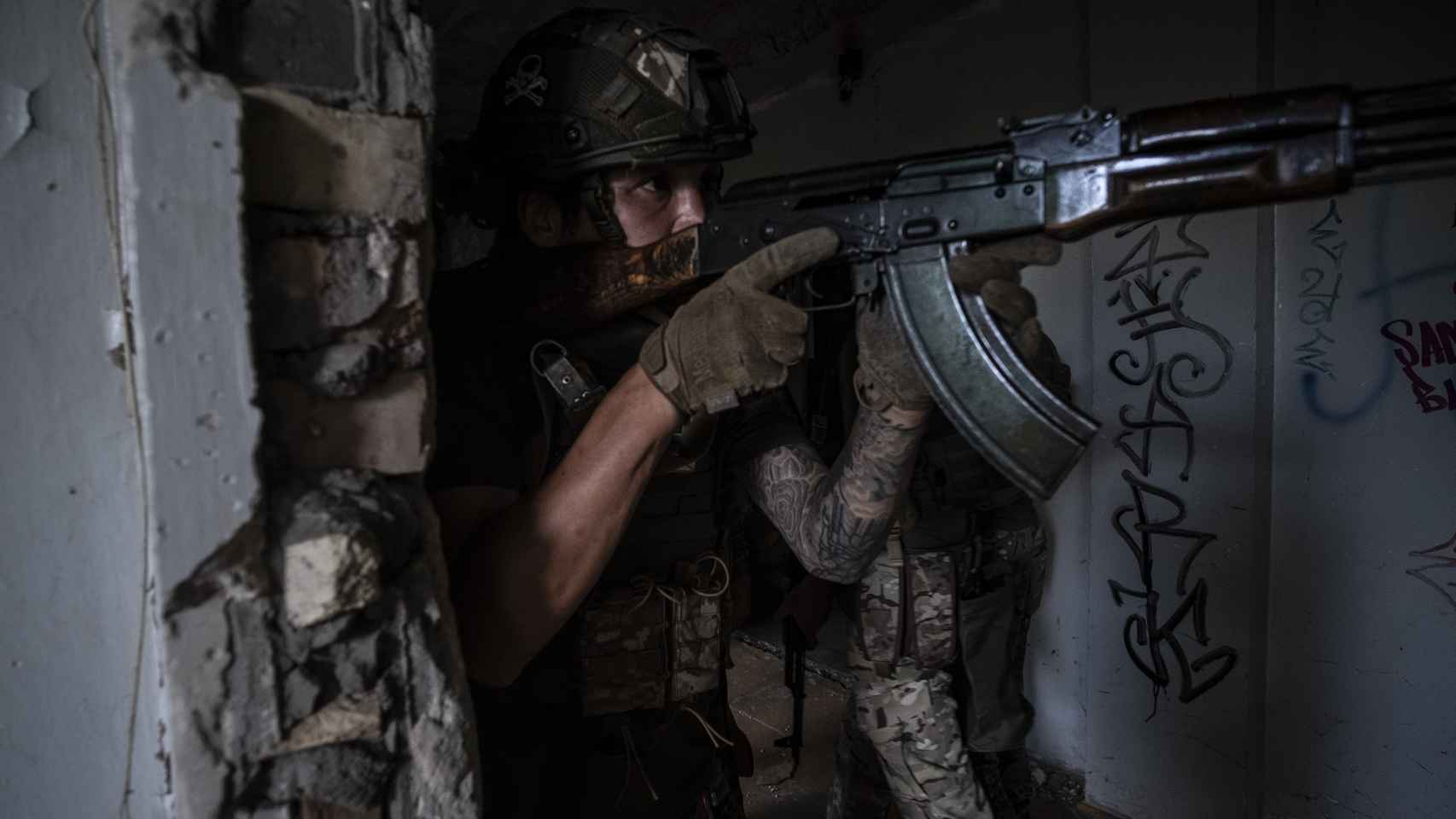 Um combatente de etnia japonesa, recentemente alistado na Legião Georgiana, pratica técnicas de assalto em combate urbano antes de ir para a frente.